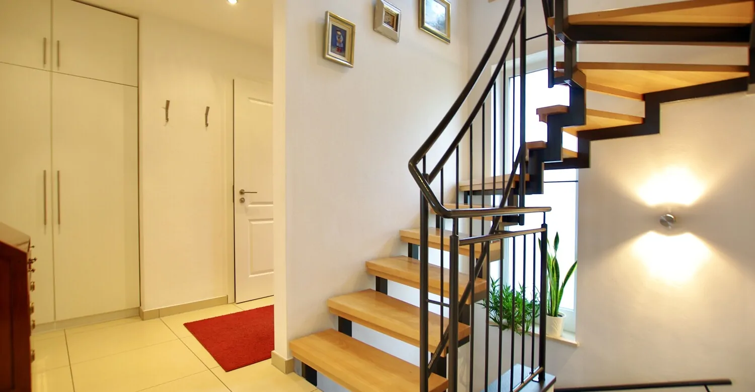 Garderobe mit Treppenhaus