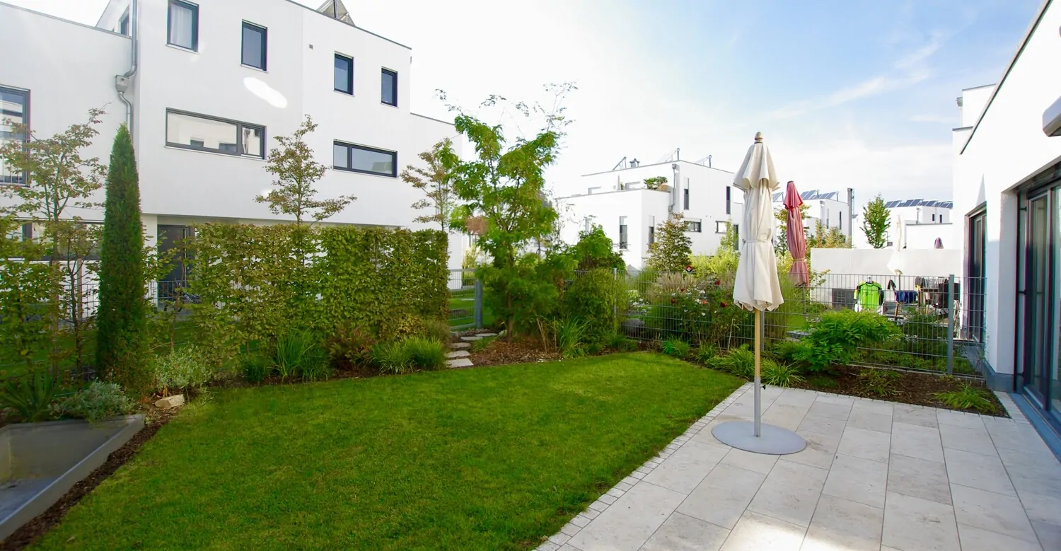 gepflegter großer Garten