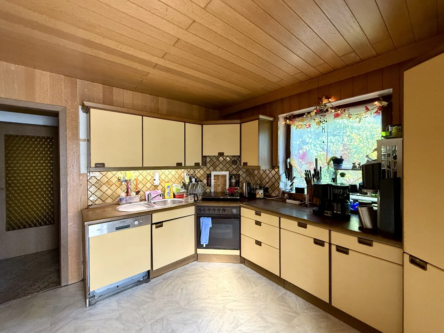 Küche mit Einbauküche