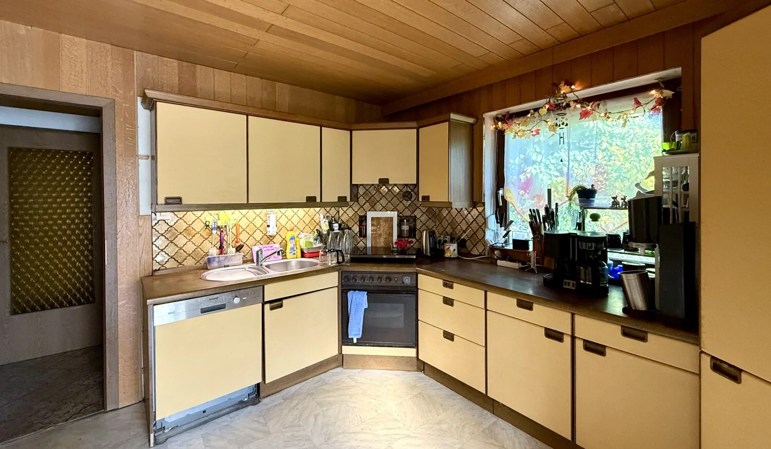 Küche mit Einbauküche