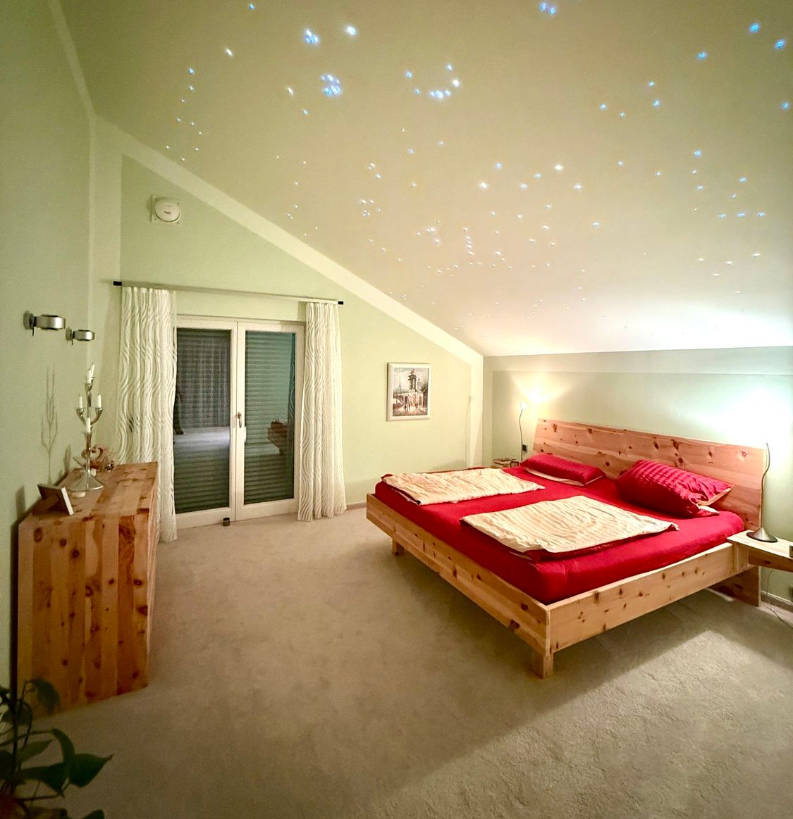 Sternenhimmel über dem Schlafzimmerbett