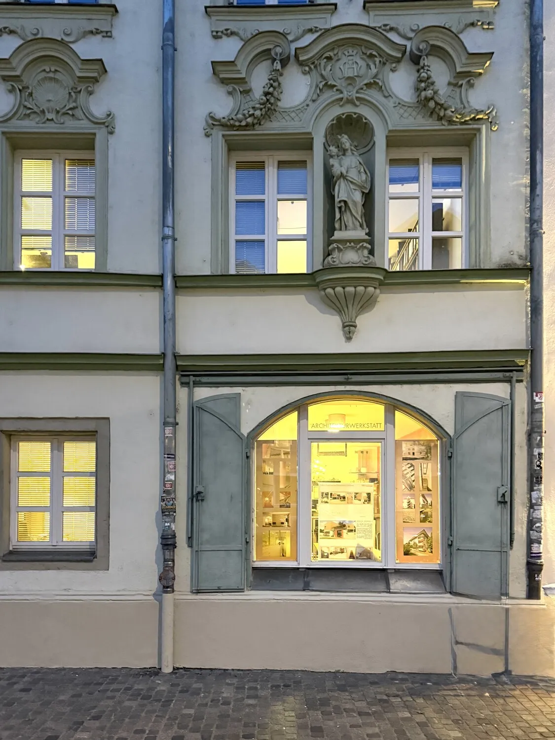 historische Fassade mit Stuckornamente