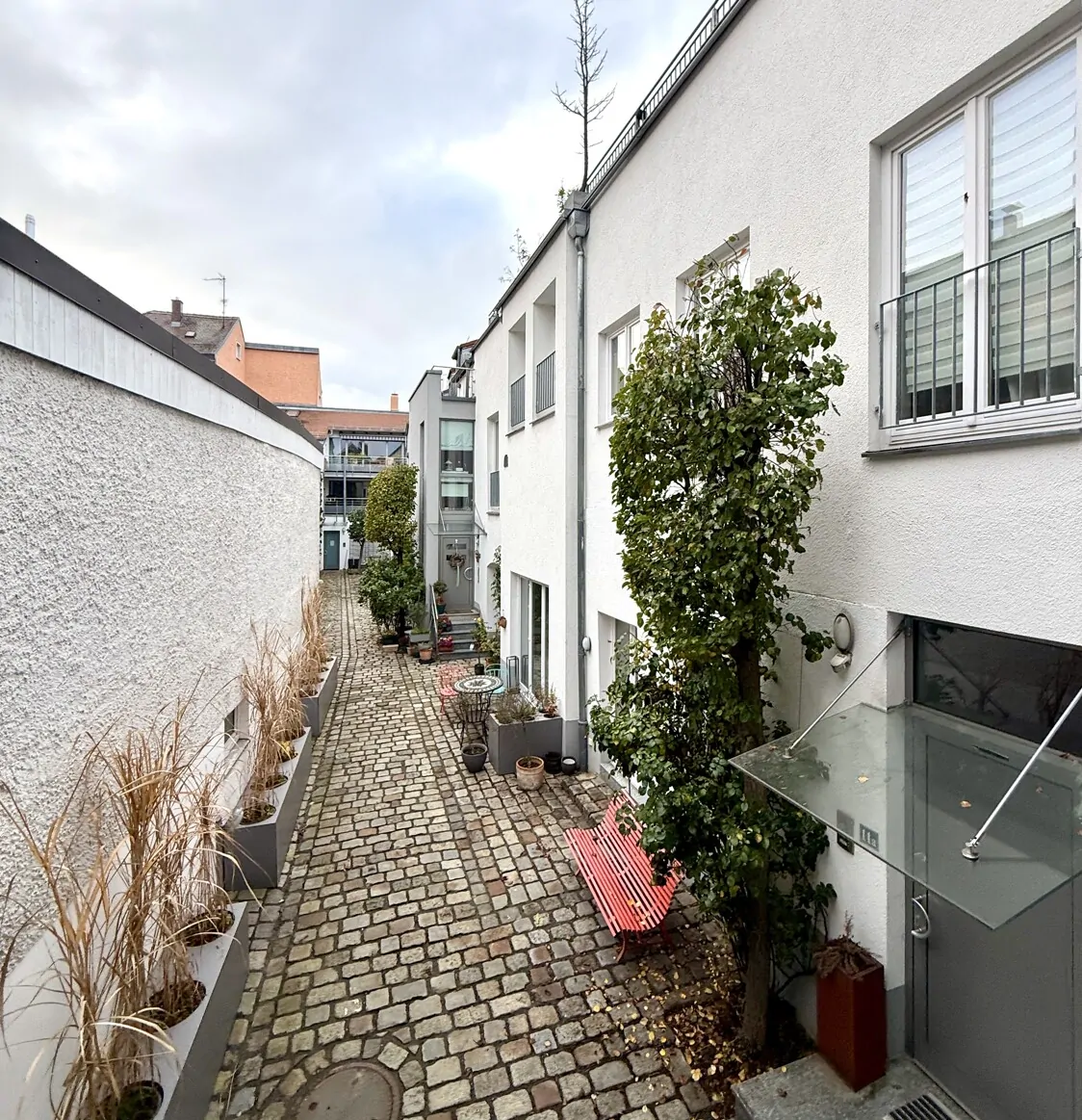 ruhiger Ausblick in den Innenhof