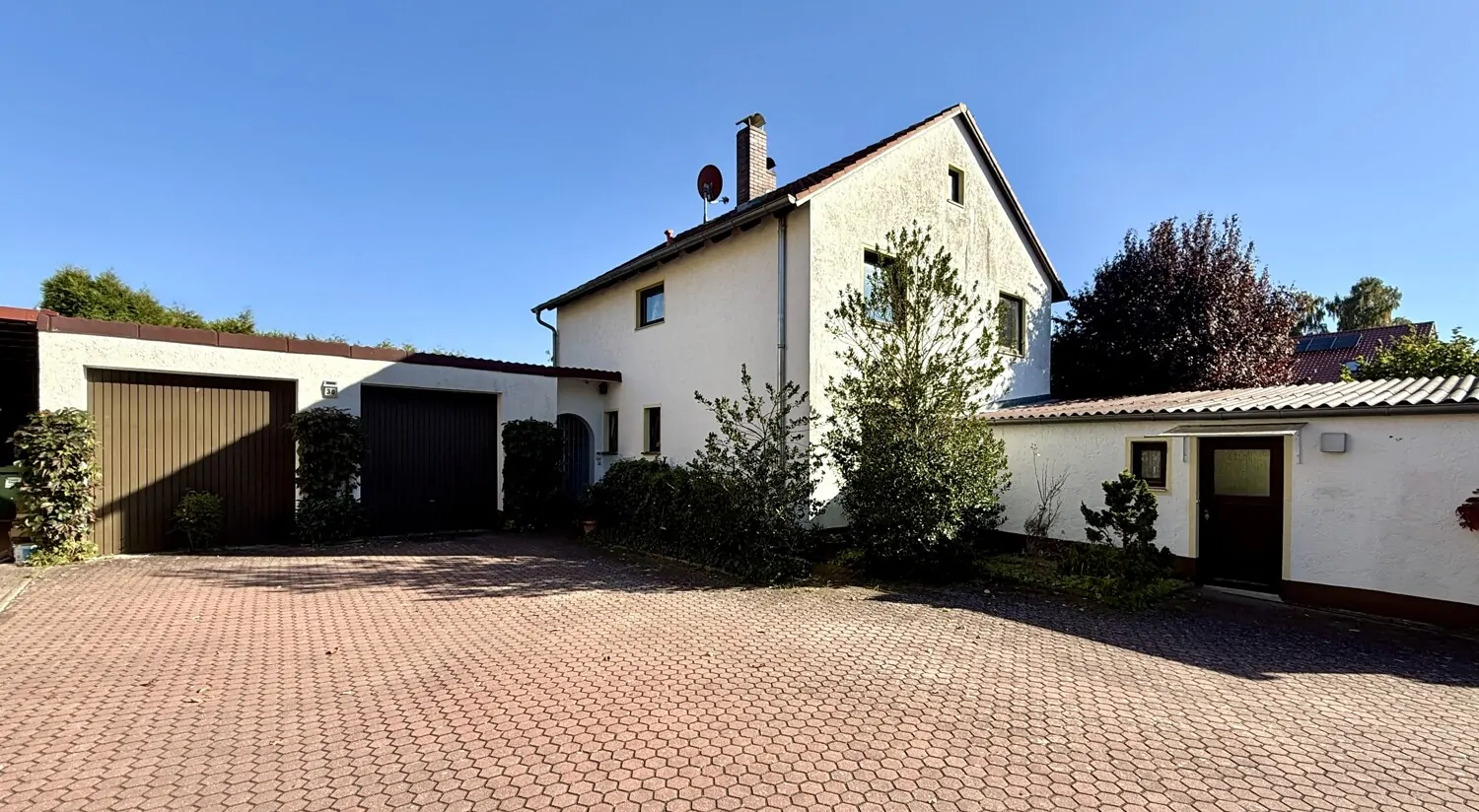 weitläufiger Eingangs- und Hofbereich