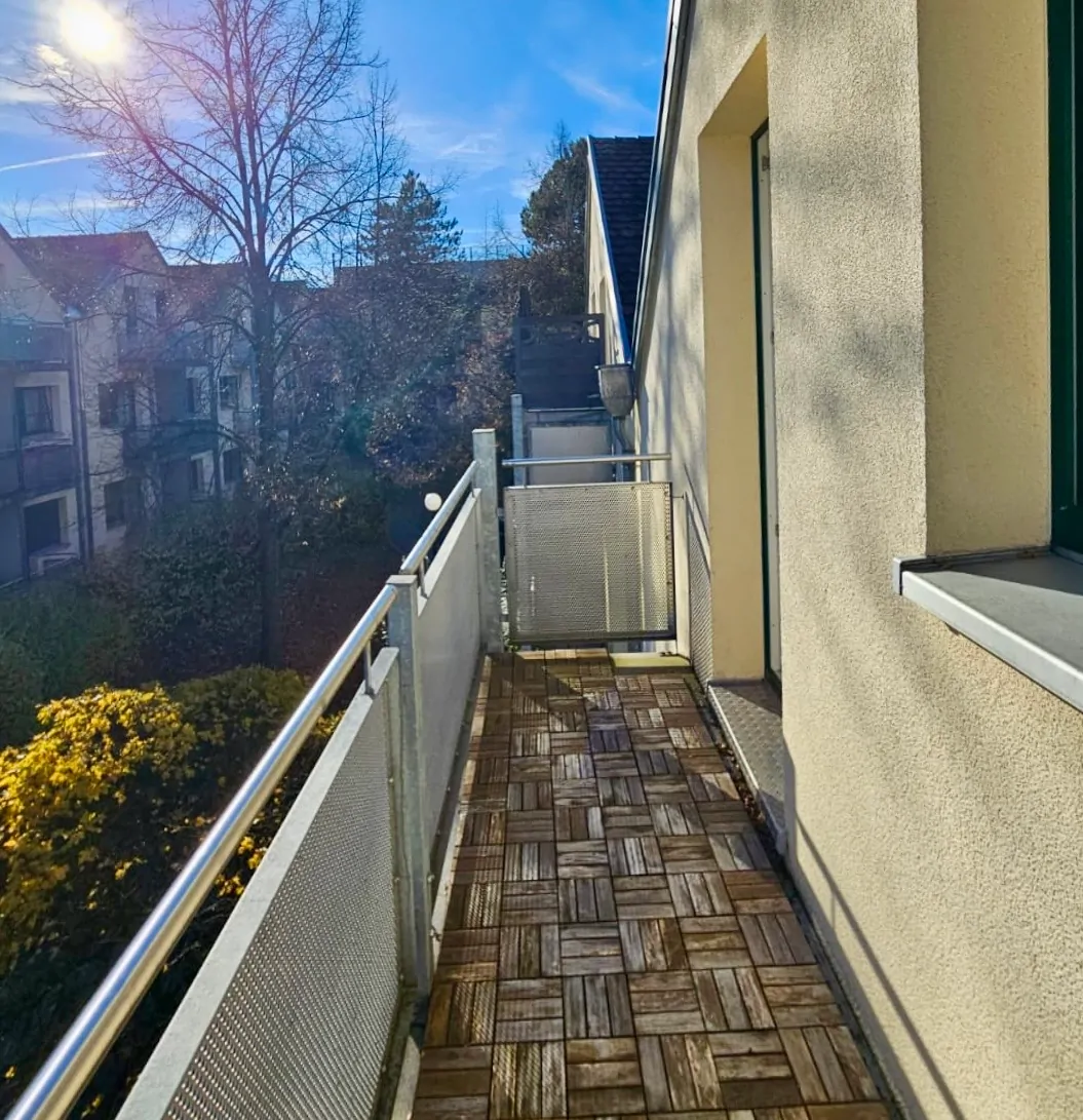 großer sonniger Balkon