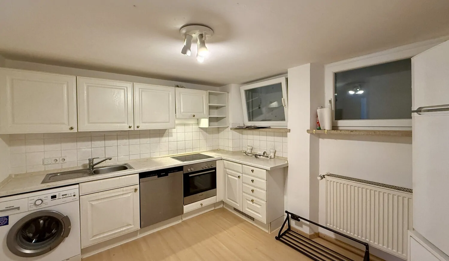 große Küche mit Einbauküche und Essbereich