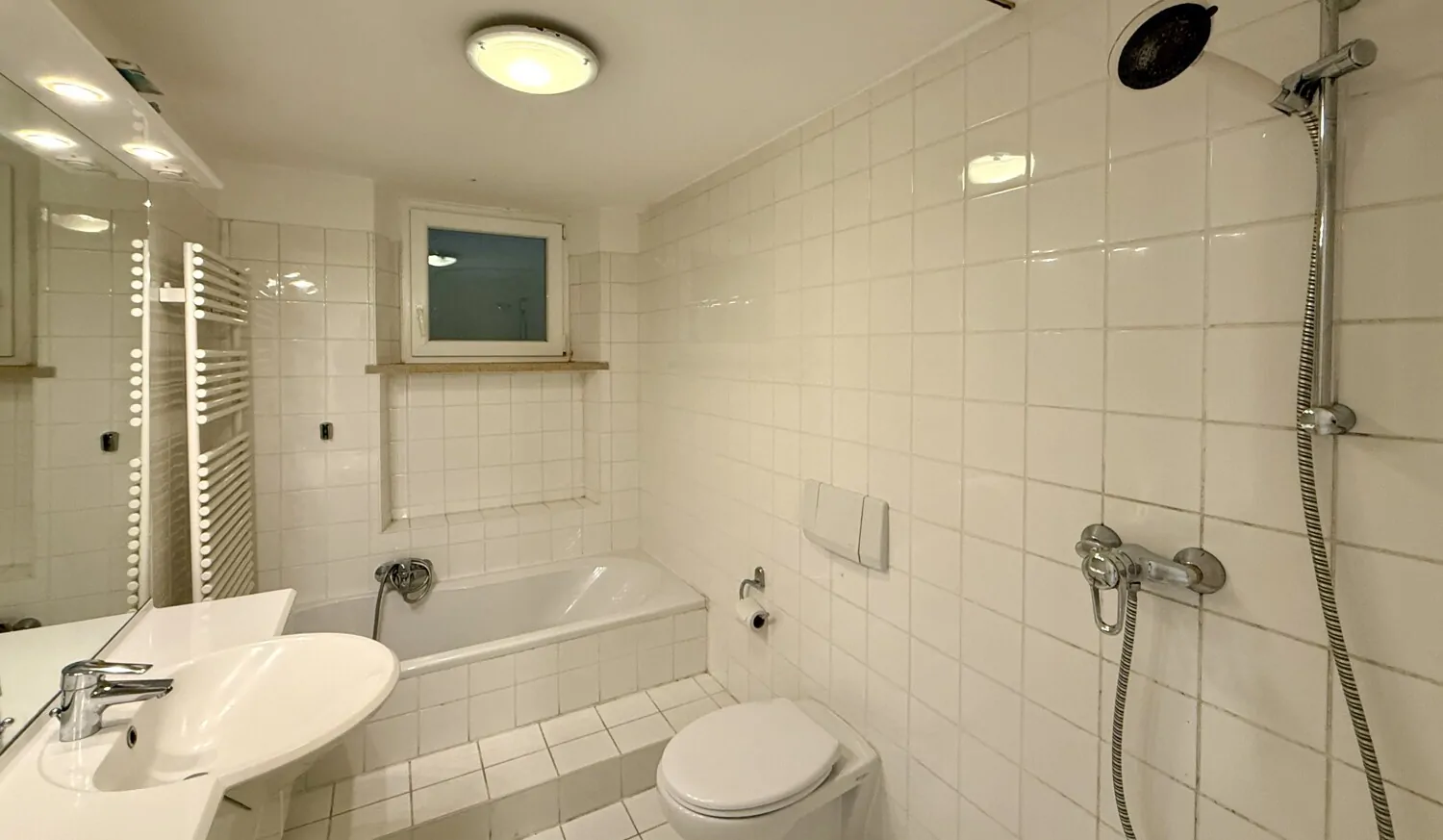 Badezimmer mit Badewanne