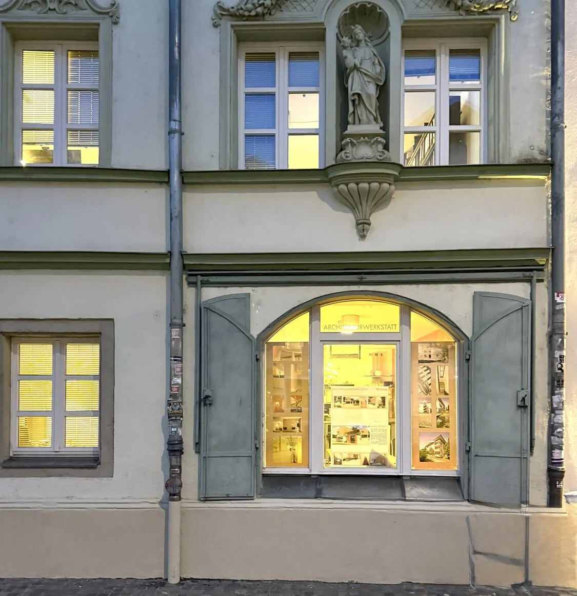 historische Fassade mit Stuckornamente