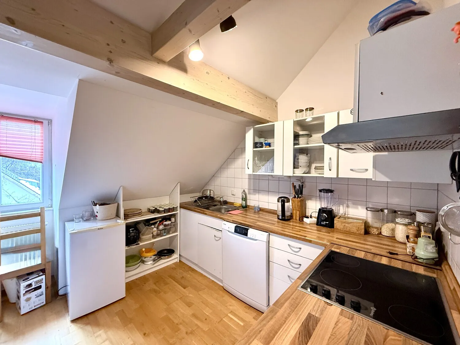 Küche mit Einbauküche