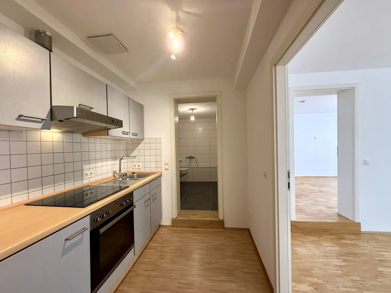 Küche mit Einbauküche