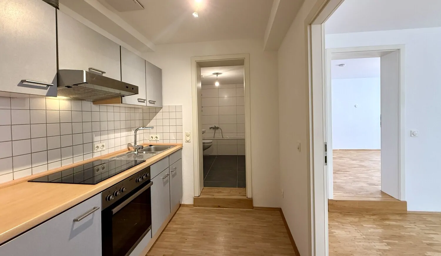 Küche mit Einbauküche