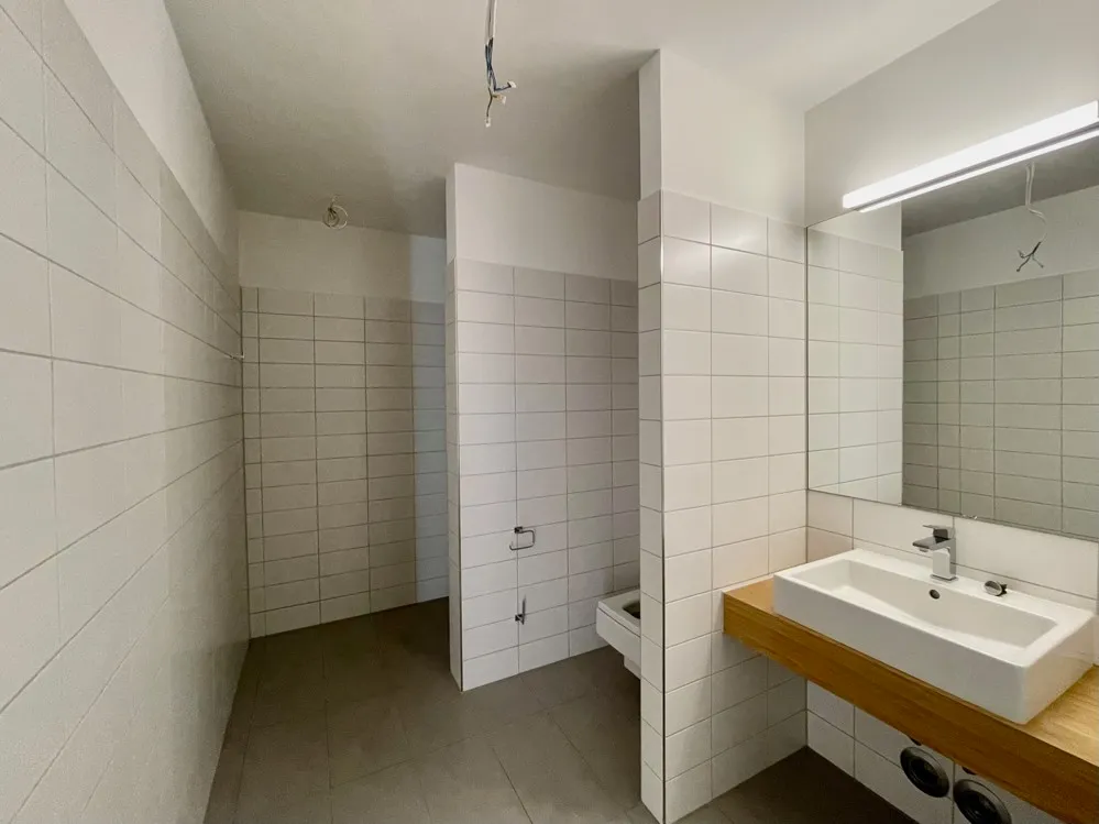 Badezimmer mit abgetrennter Dusche