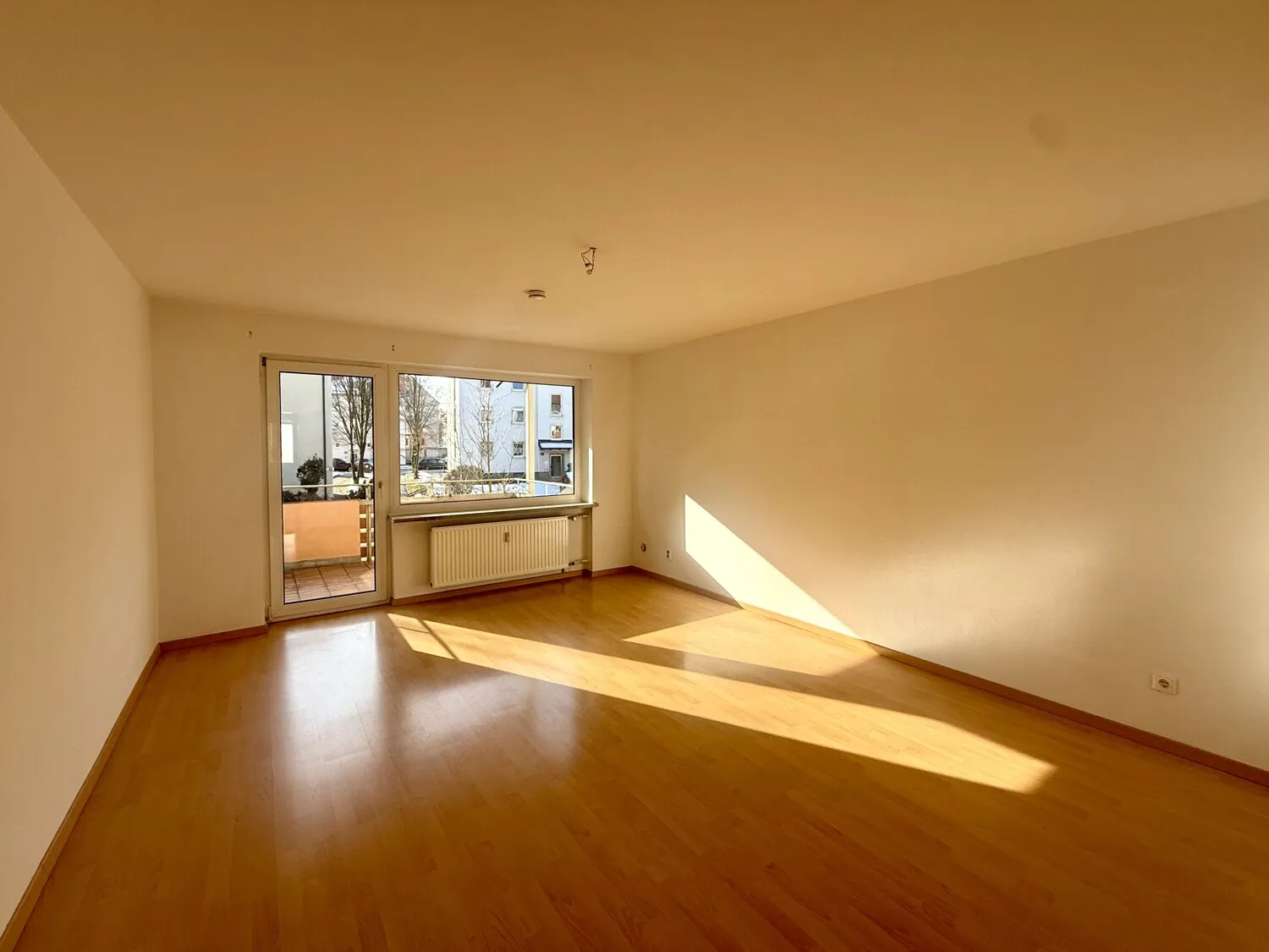geräumiges Wohnzimmer