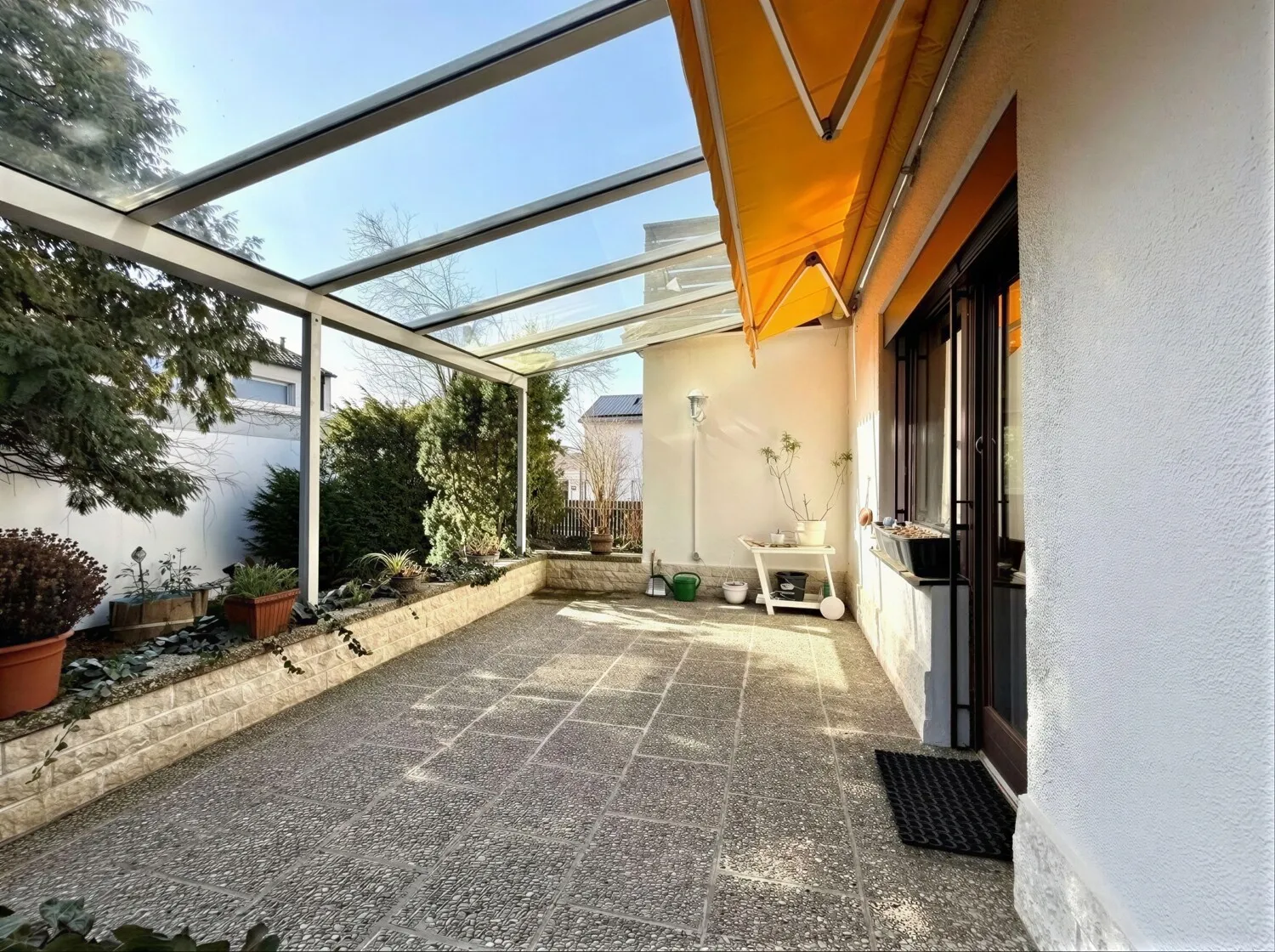 sonnige überdachte Terrasse
