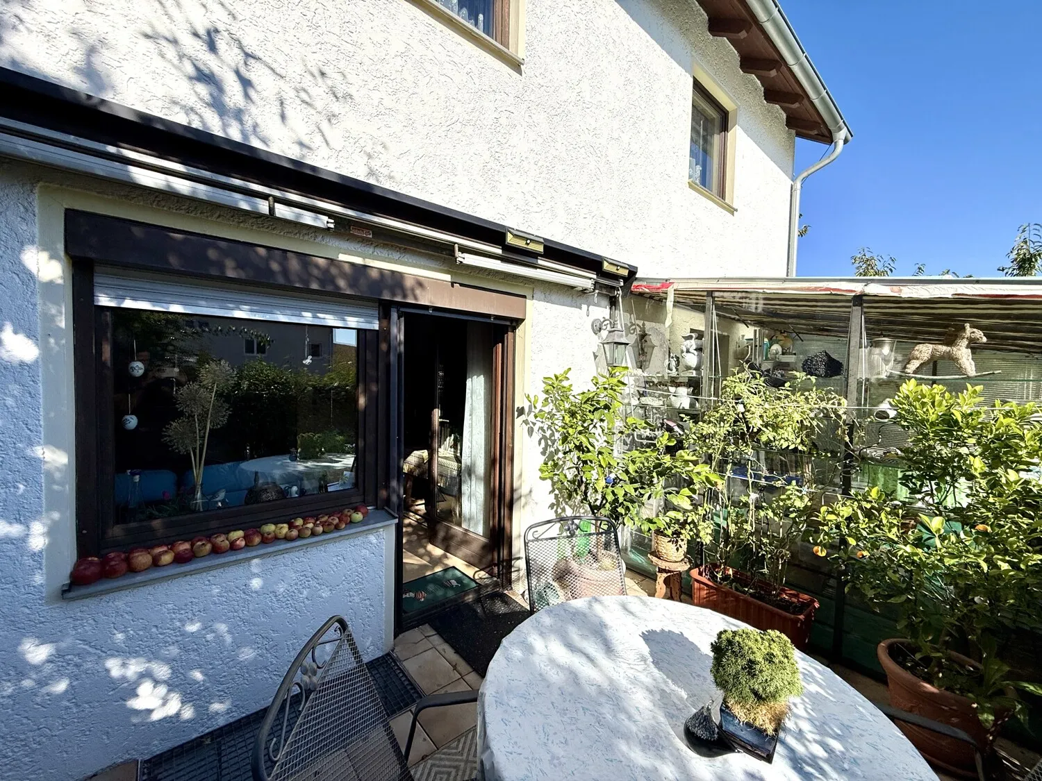 sonnige Terrasse