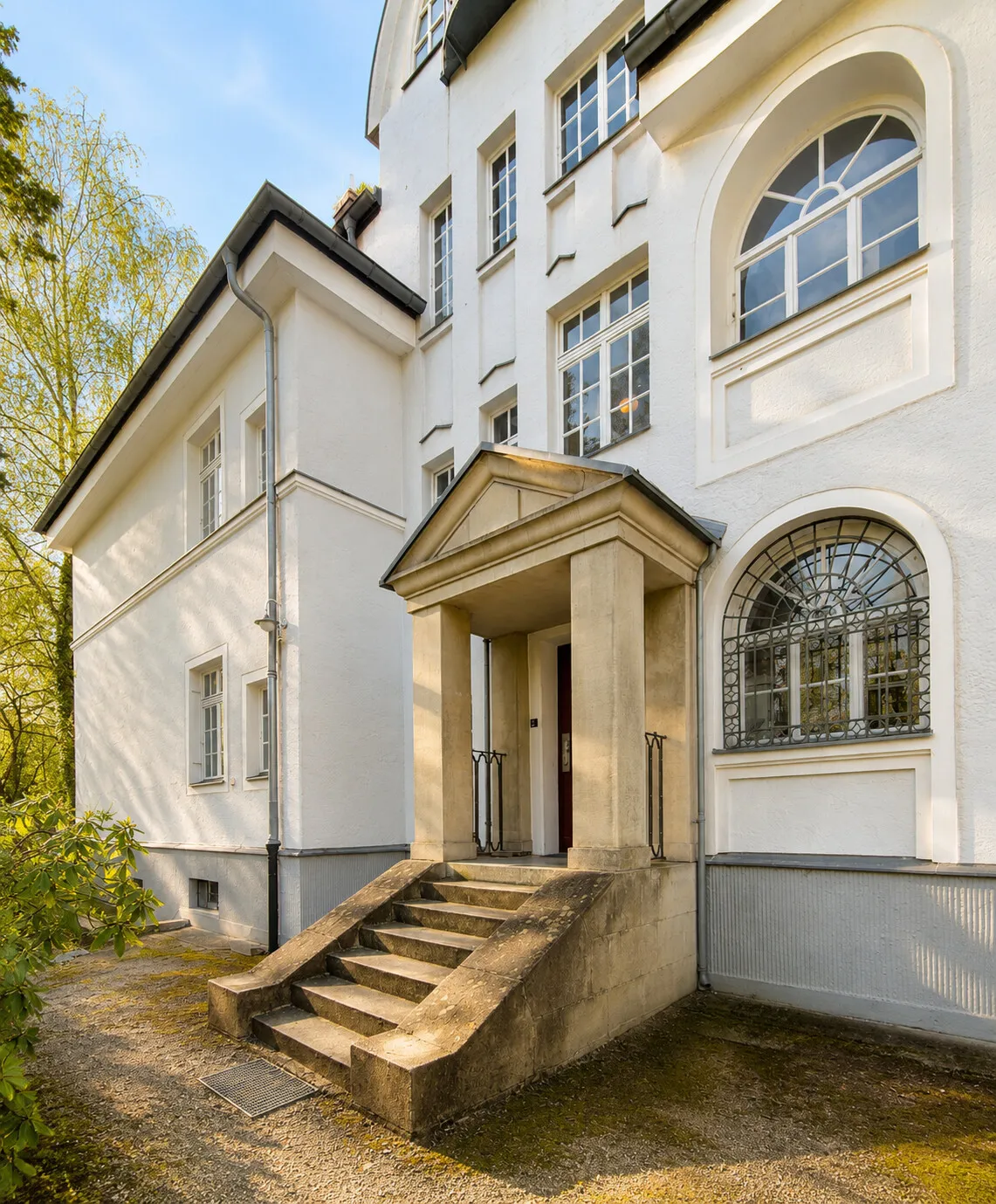Klassischer Portikus als stilvoller Empfang des Hauses
