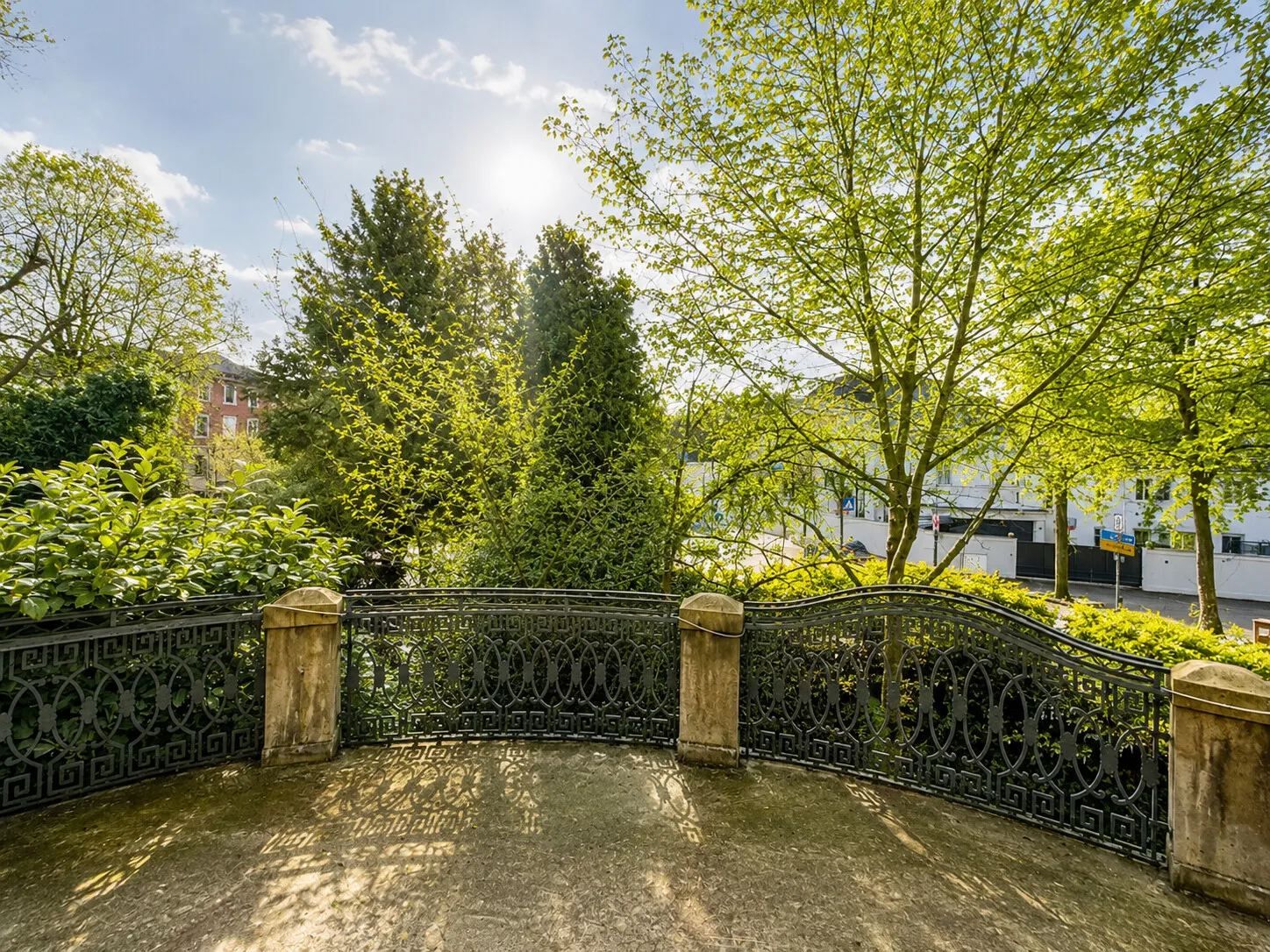 Klassischer Balkon im 1. Obergeschoss mit kunstvollem Schmiedeeisengeländer