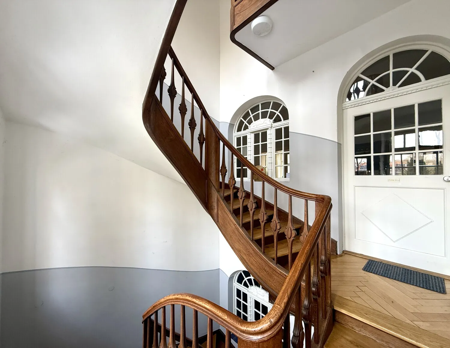 Eindrucksvolles Treppenhaus mit originaler Holztreppe