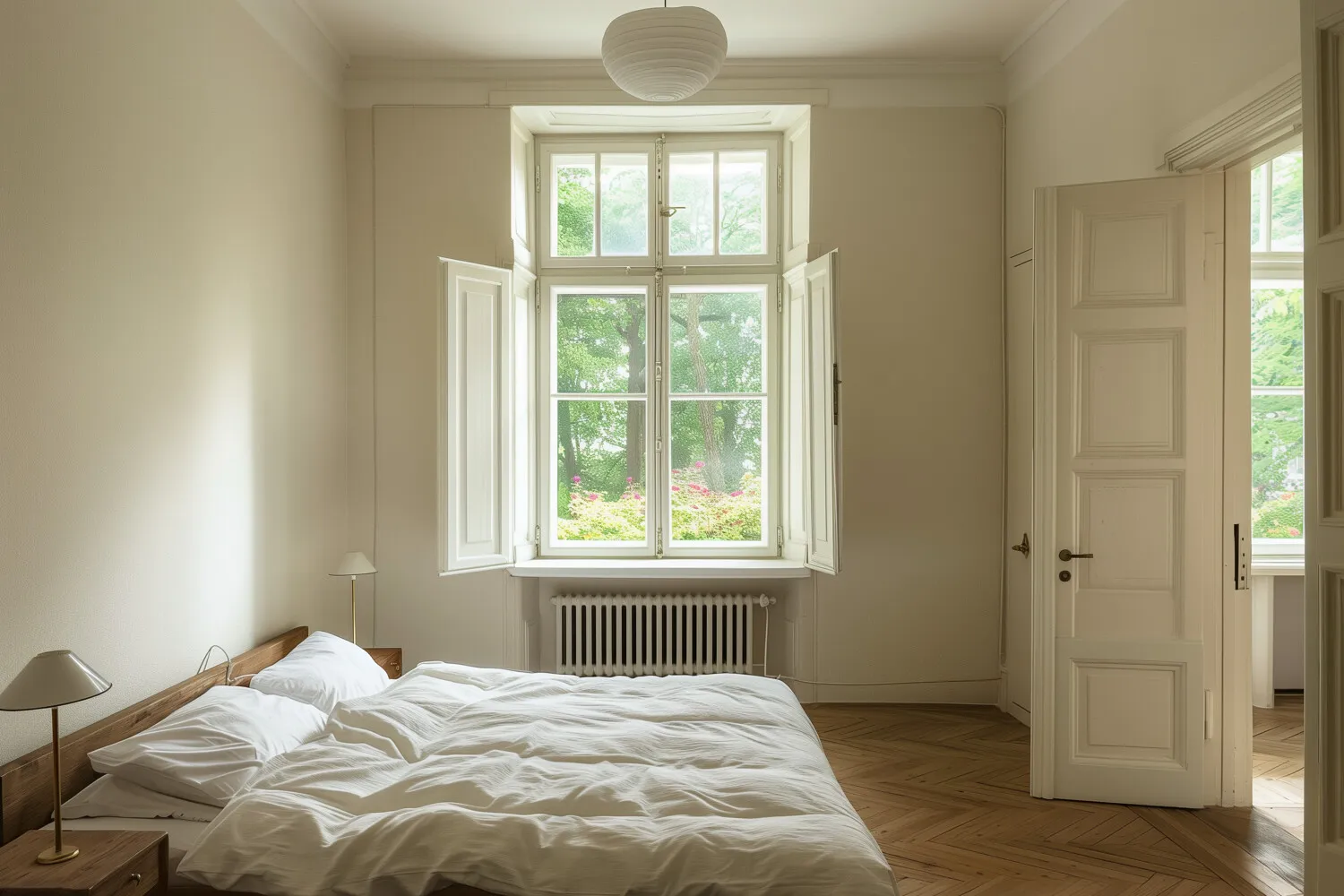 Lichtdurchflutetes Schlafzimmer mit historischem Flair Raumbeispiel
