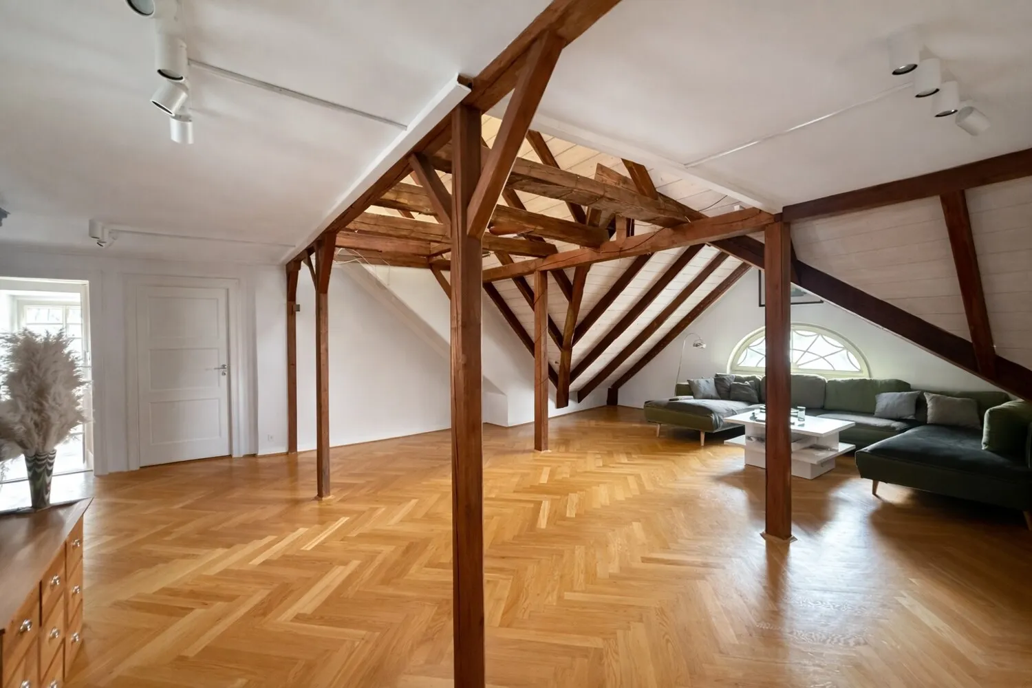 Außergewöhnliches Dachstudio mit Galeriecharakter