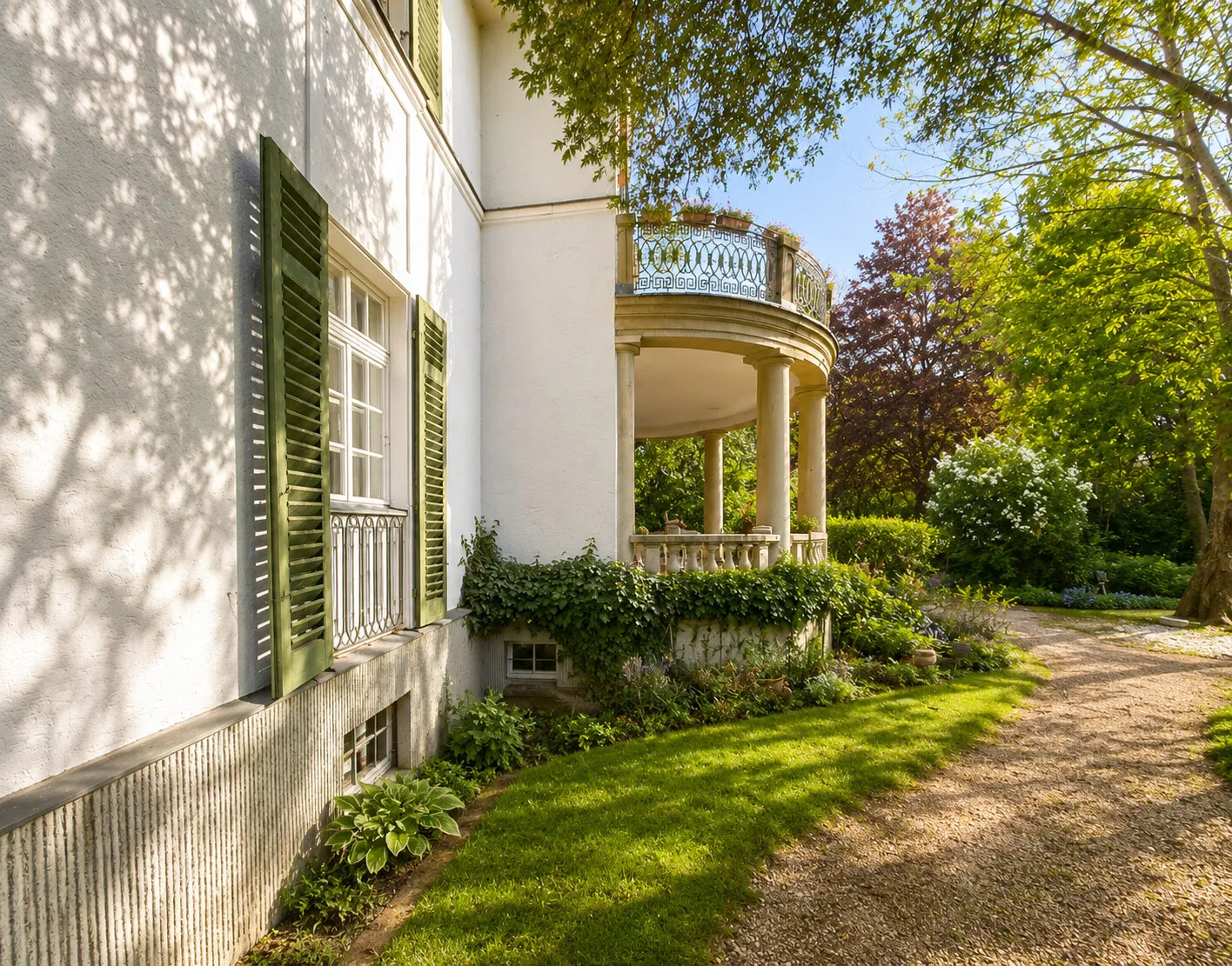 sonnige Gartenidylle mit eleganter Säulenloggia und liebevoll gewachsenem Grün