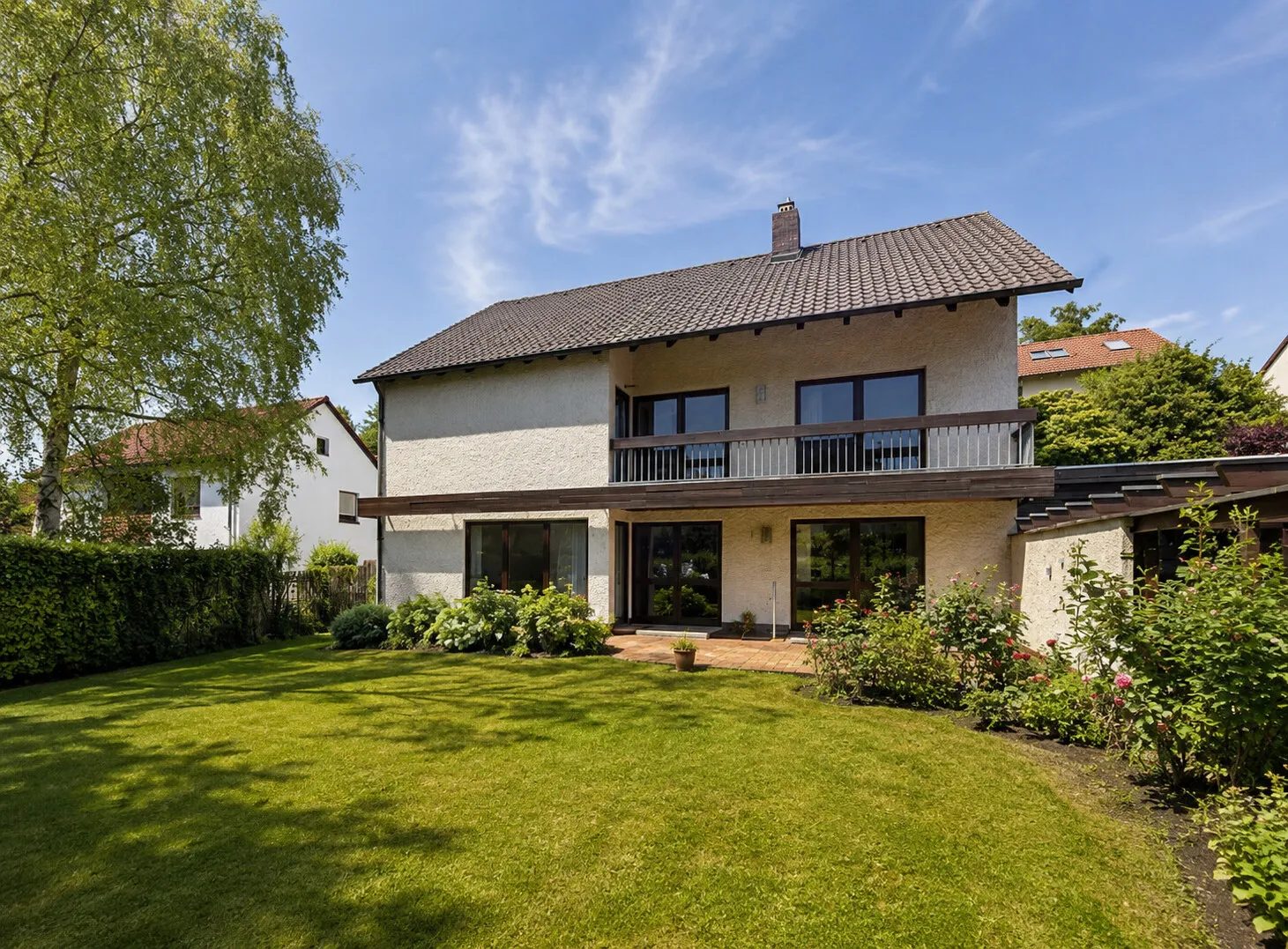 Weitläufiger Garten mit viel Grün und privater Atmosphäre