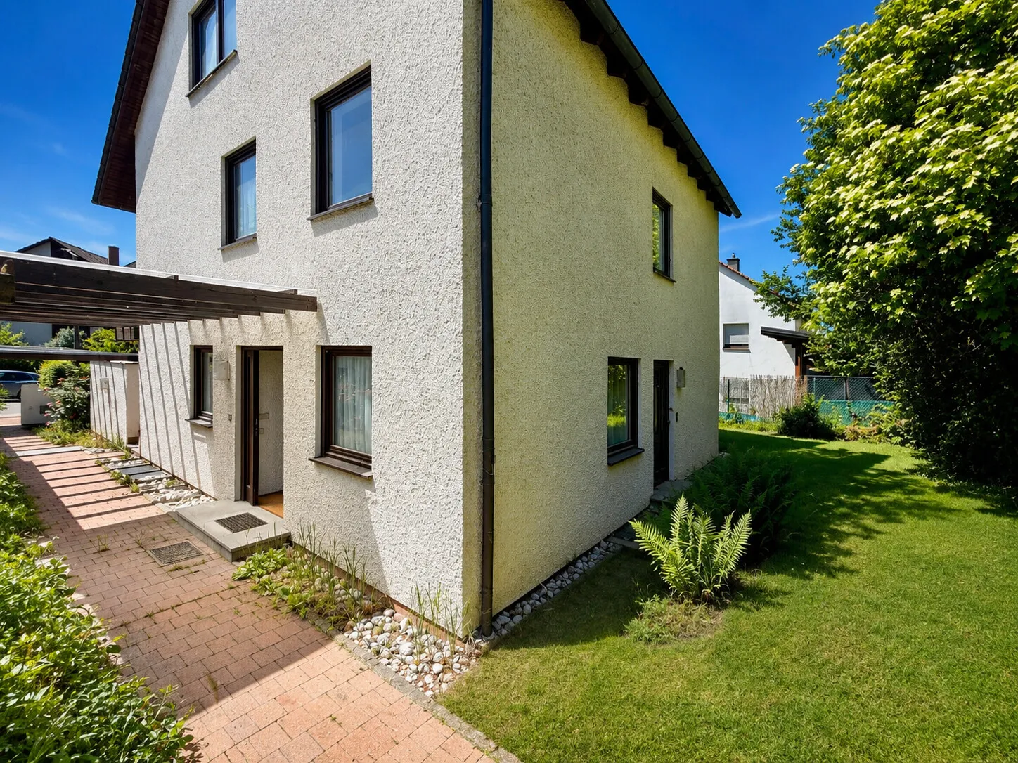 Hausansicht mit Garten und seitlichem Zugang