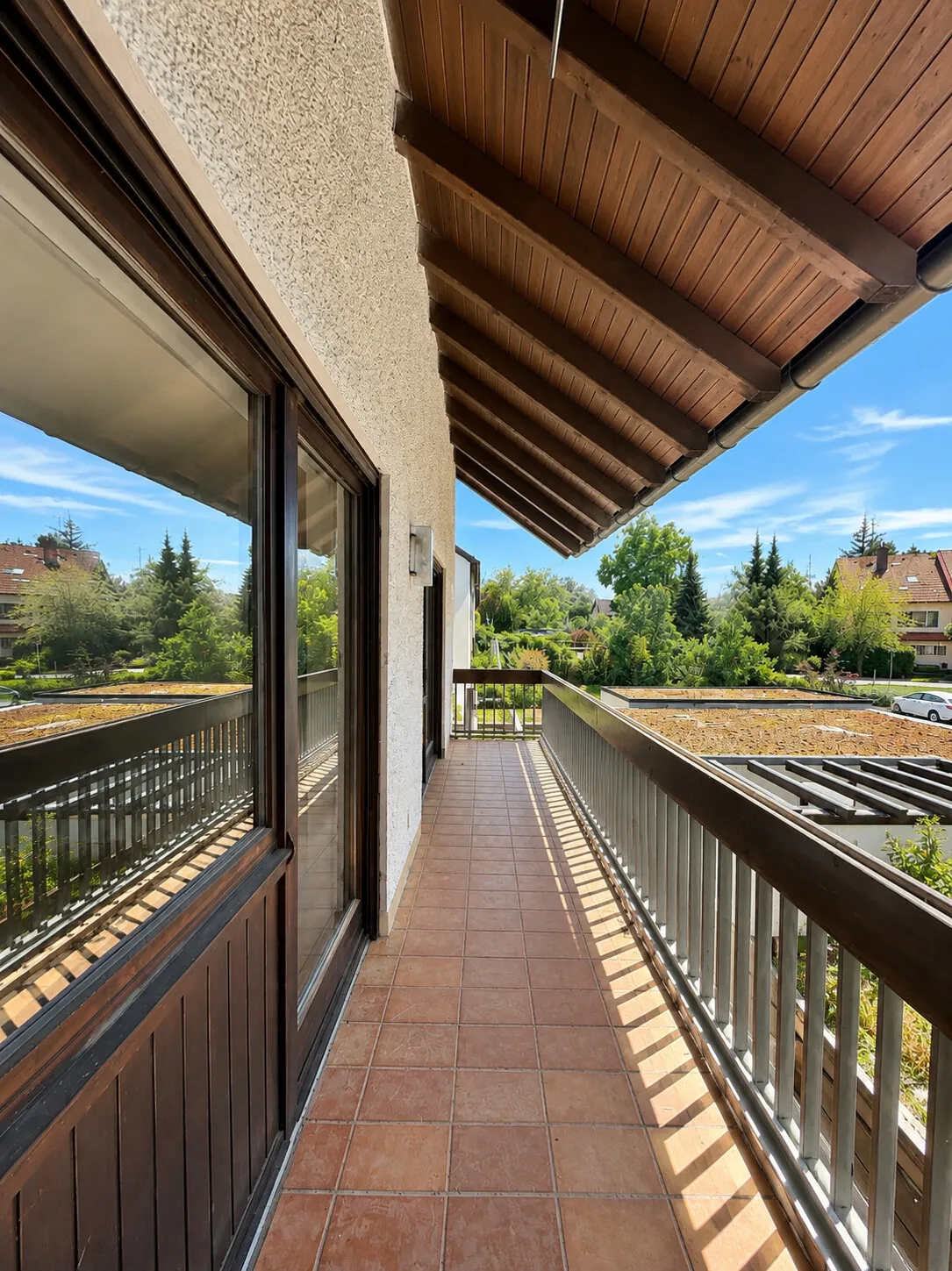 Überdachter Balkon mit Blick ins ruhige Wohnumfeld