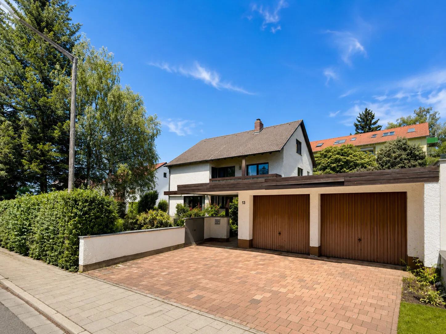 Doppelgarage mit großzügigem Vorplatz und weiteren Stellmöglichkeiten