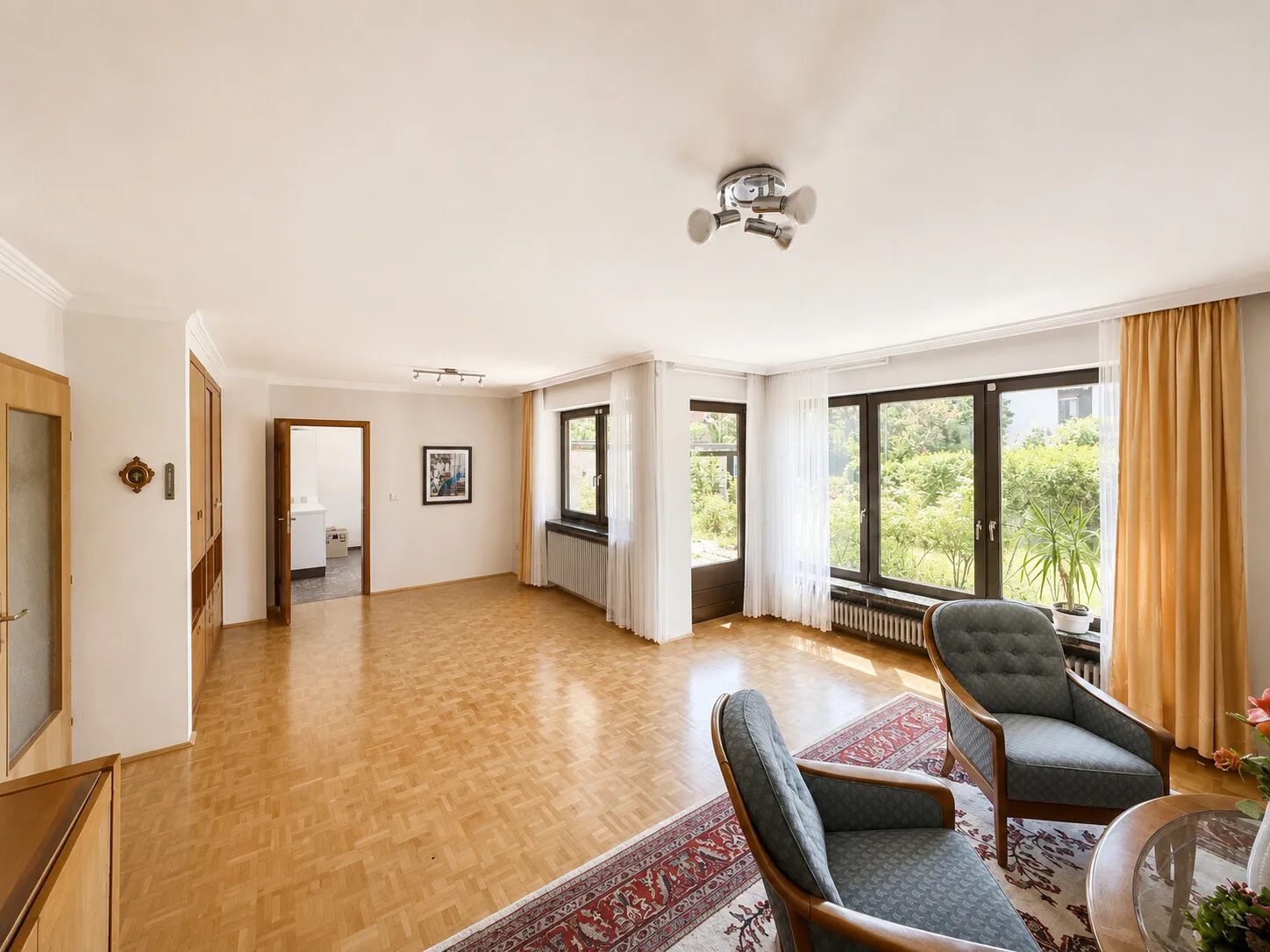 Großzügiges Wohnzimmer mit direktem Zugang zur Terrasse
