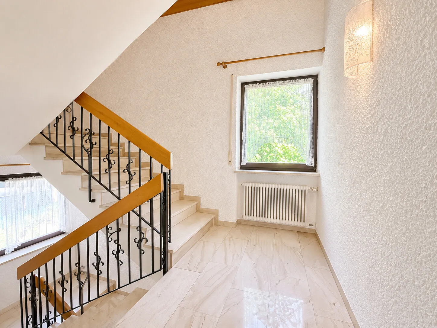 Separates Treppenhaus für die oberen Wohnebenen