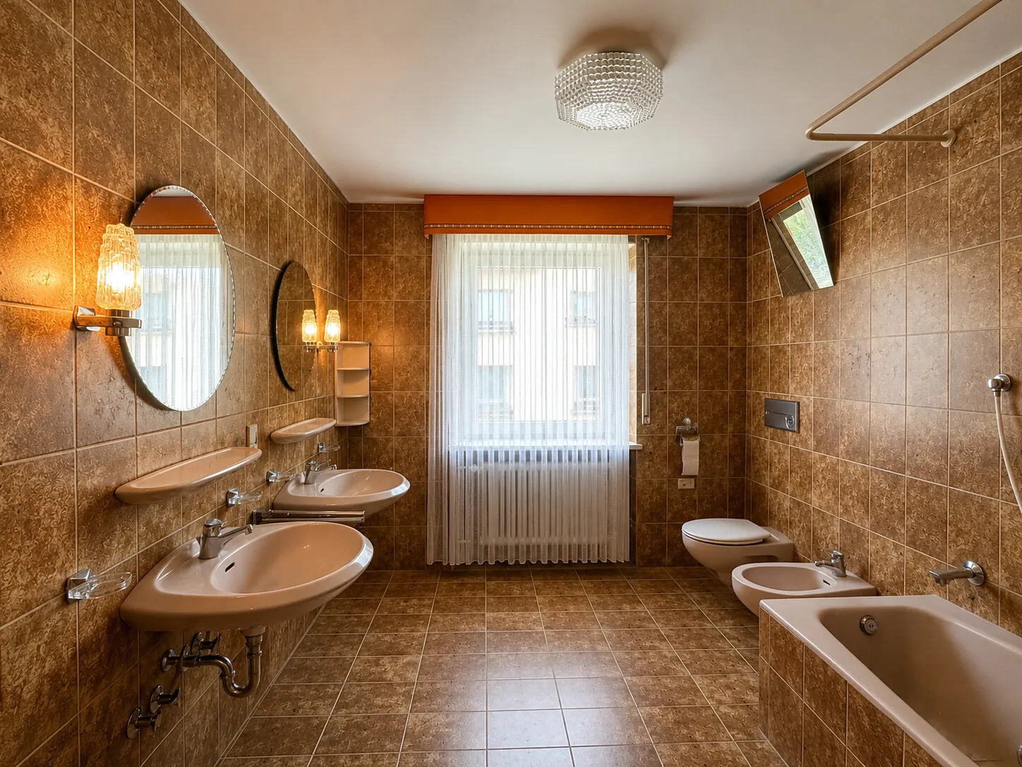Badezimmer im Obergeschoss mit Badewanne und Doppelwaschbecken