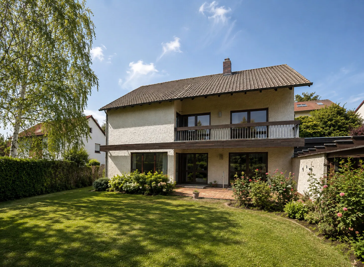 Weitläufiger Garten mit viel Grün und privater Atmosphäre