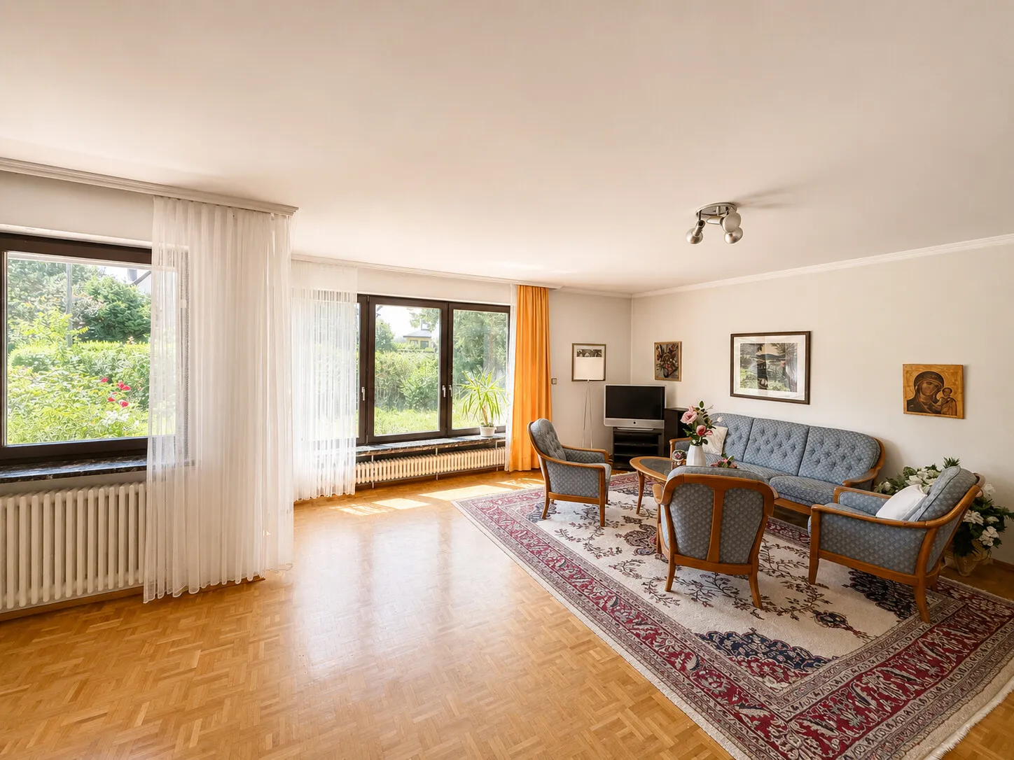 Heller Wohnbereich mit großen Fensterflächen und Gartenblick