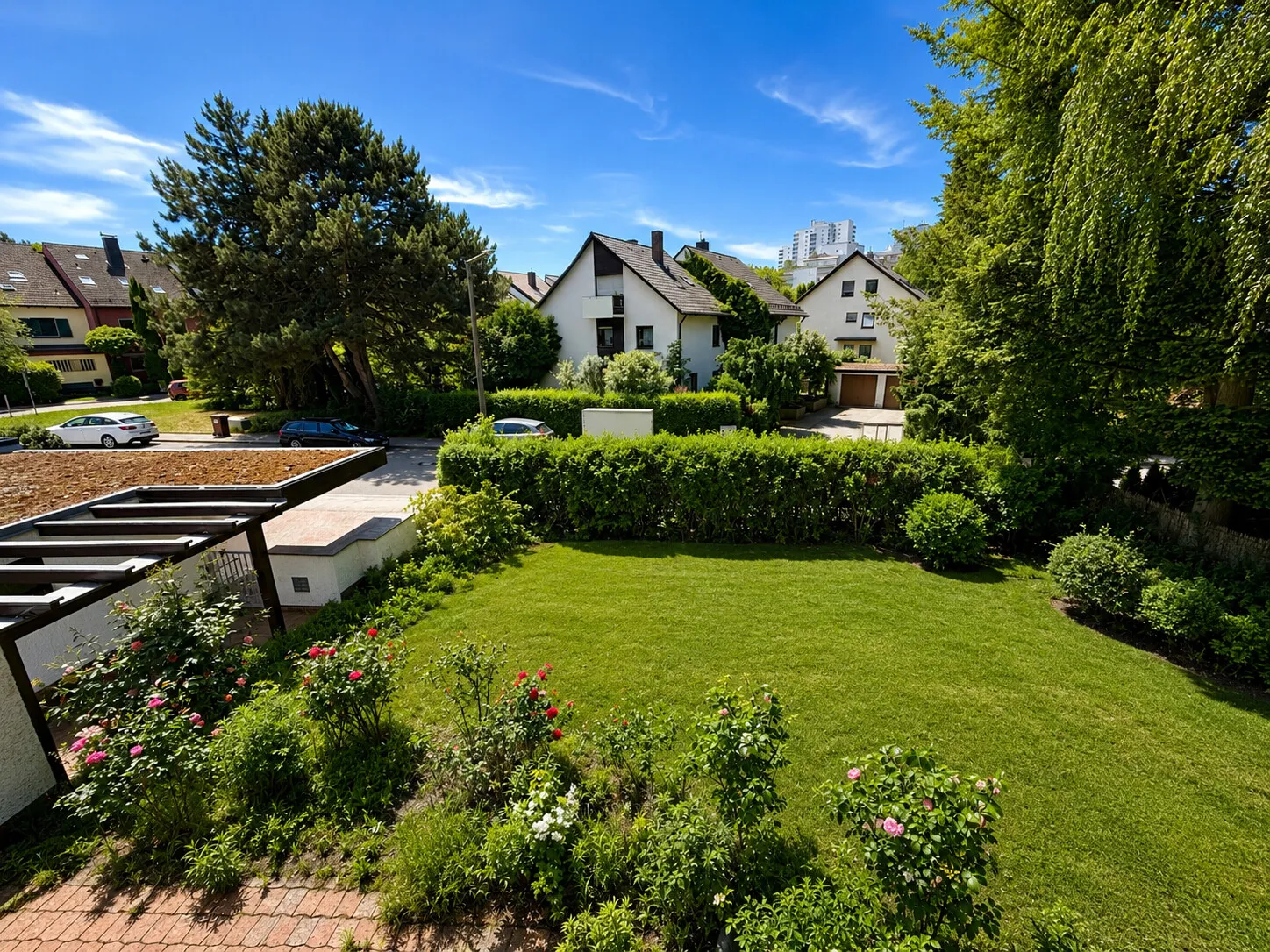 Weitläufiger Garten mit viel Grün und privater Atmosphäre