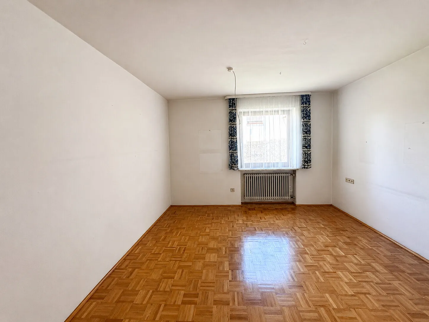 Schlafzimmer im Erdgeschoss mit klassischem Parkettboden