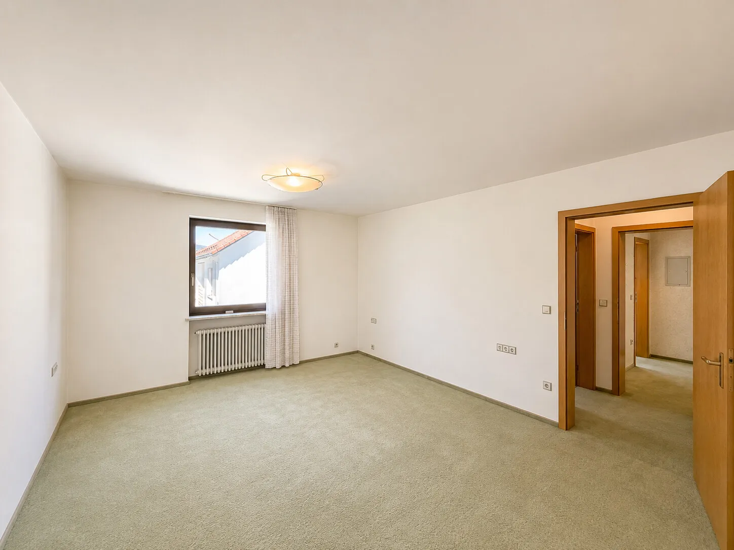 Großzügiges Schlaf-, Arbeits- oder Gästezimmer