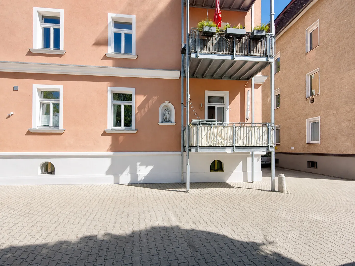 Außenansicht mit Balkon