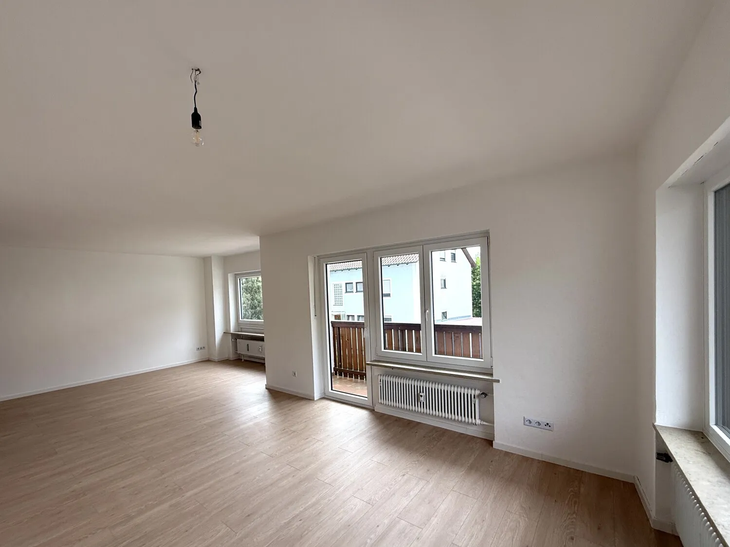 Heller Wohn-/Essbereich mit Zugang zum Balkon