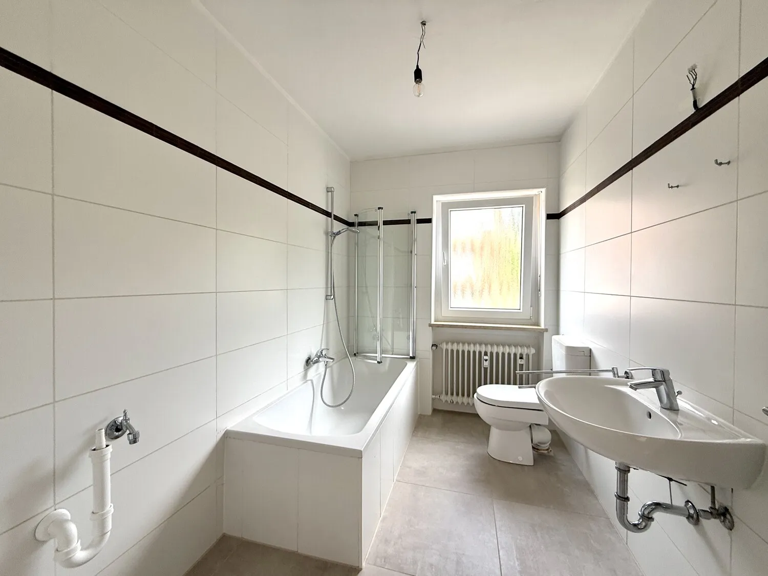 Modernisiertes Tageslichtbad der Wohnung im 1. Obergeschoss