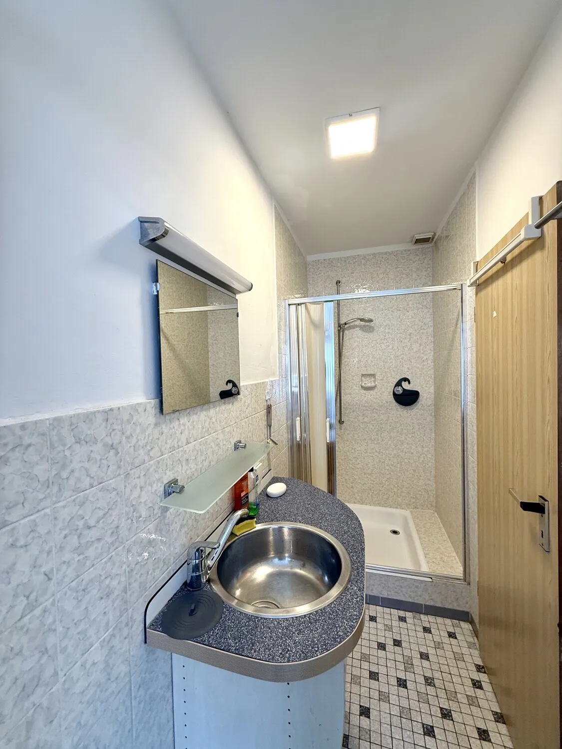 Kompaktes Bad mit Dusche, WC und Waschgelegenheit