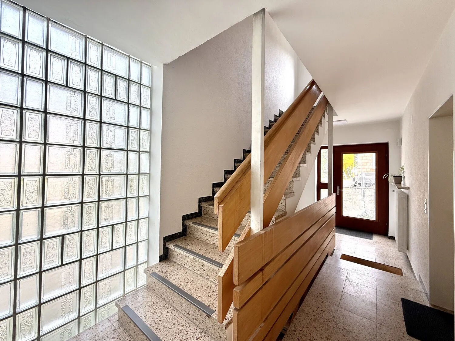 Gepflegtes Treppenhaus mit Glasbausteinwand
