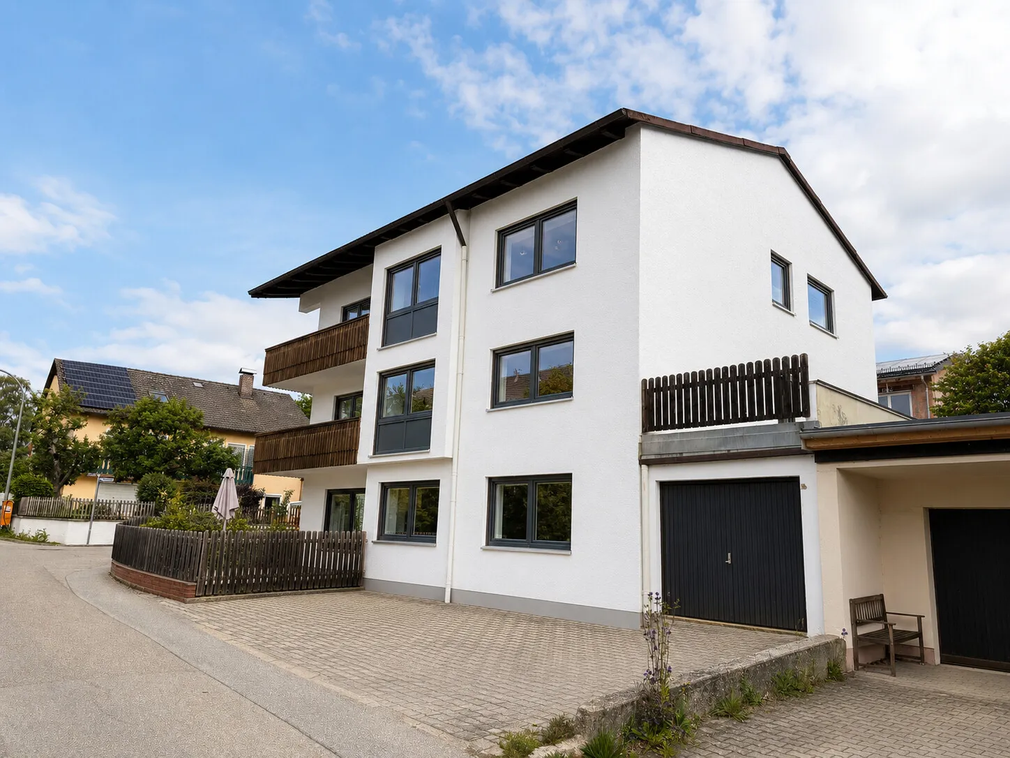 Außenansicht mit Garagen und Stellplätzen