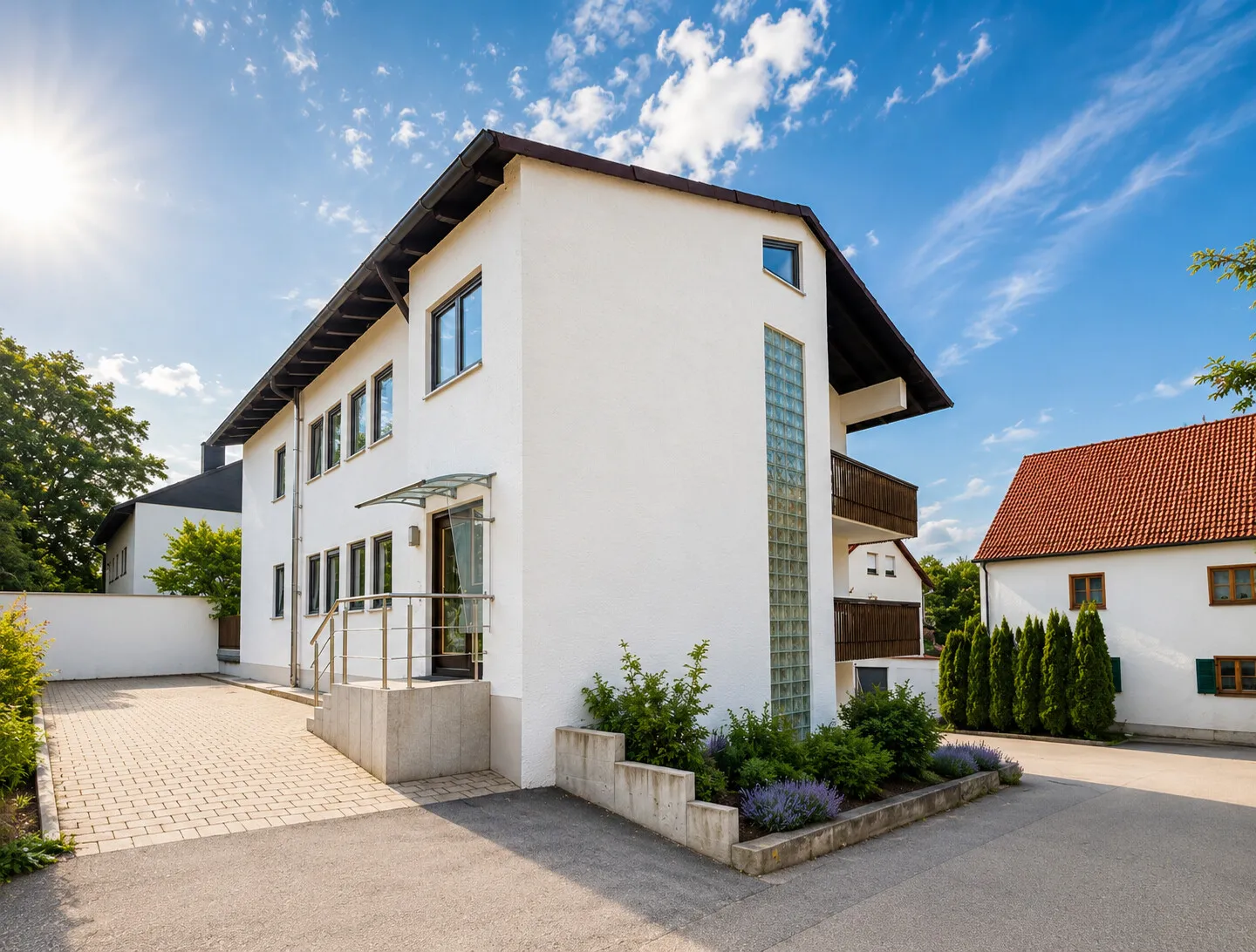 Großzügige Zufahrt mit weiteren Stellplatzmöglichkeiten