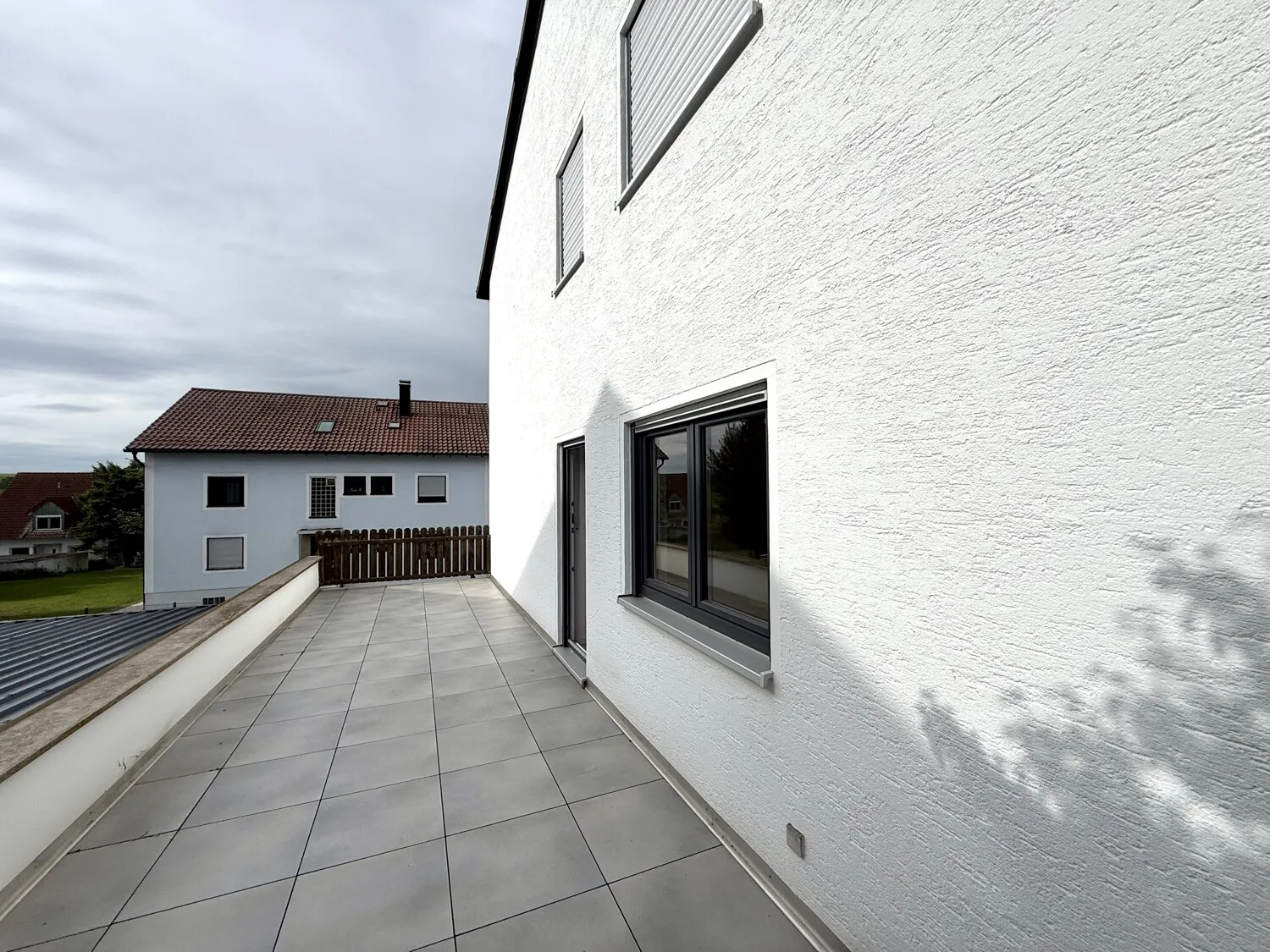Große Dachterrasse der Wohnung im 1. Obergeschoss