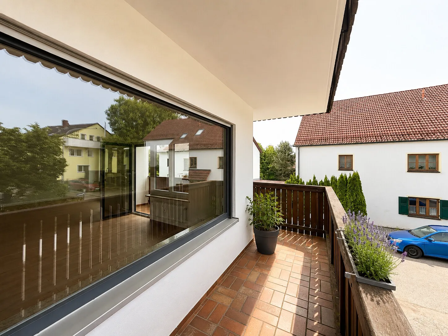 Umlaufender Balkon mit geschütztem Sitzbereich