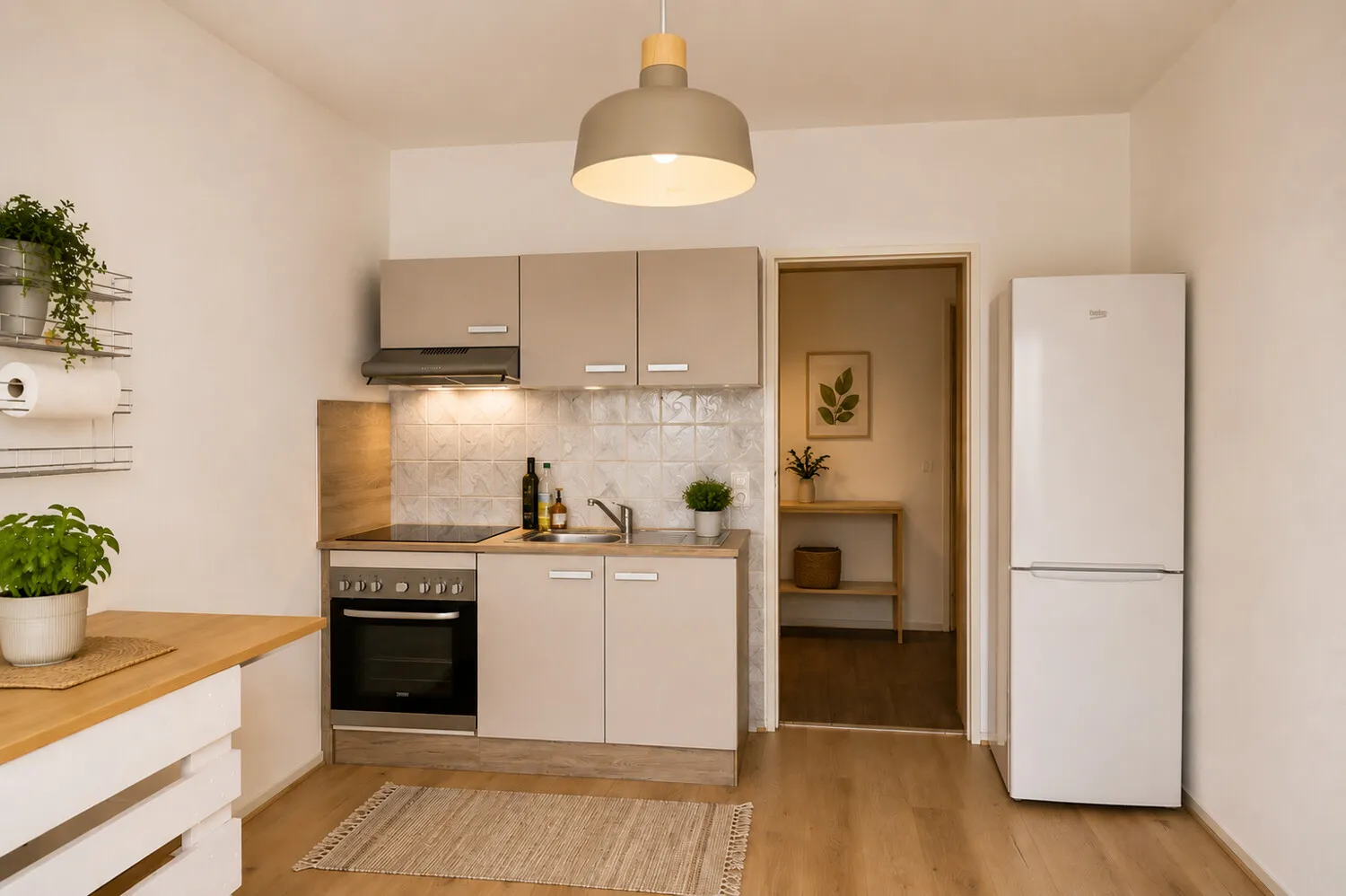 Wohnzimmer der unteren Wohnung mit Zugang zur Terrasse
