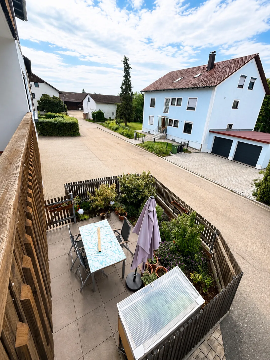 Blick auf Terrasse und Gartenbereich der unteren Wohnung