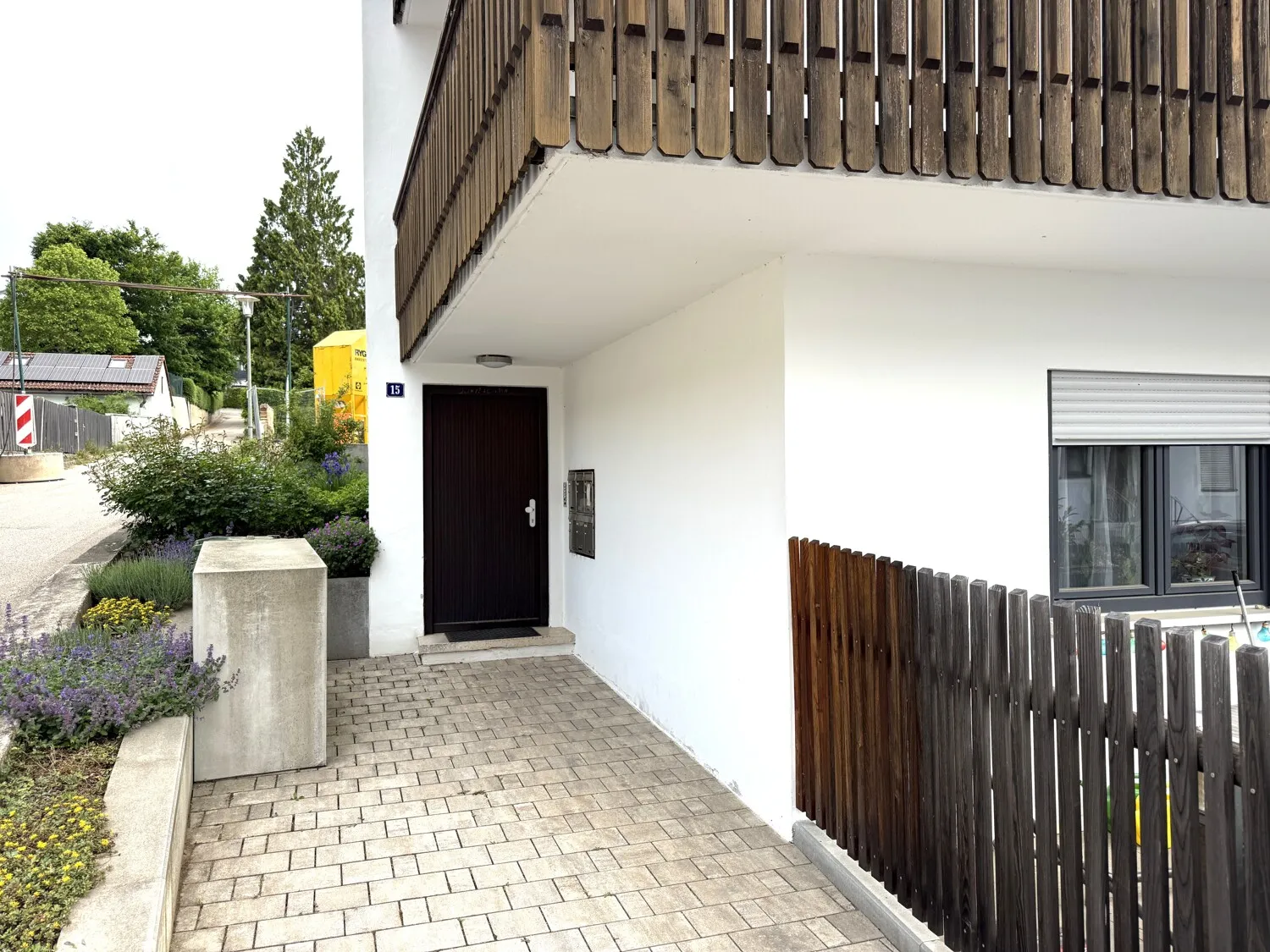 Separater Eingangsbereich zur unteren Wohnung