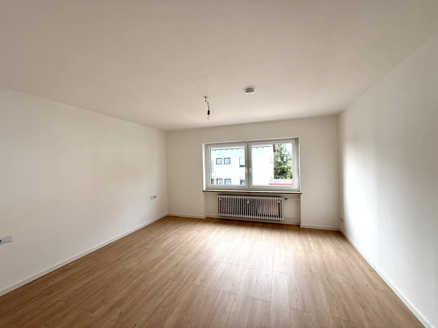 Großzügiges Schlafzimmer der Wohnung im 1. Obergeschoss